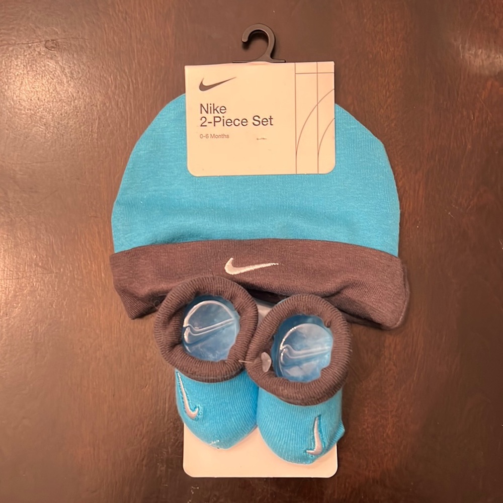 New unused Nike baby Hat and sock set